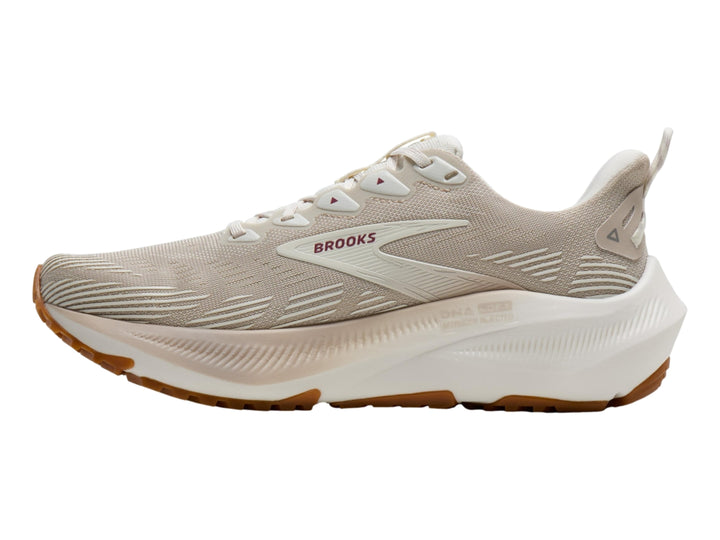 Tenis Brooks Ghost Trail en color beige y blanco con suela café para correr en senderos.