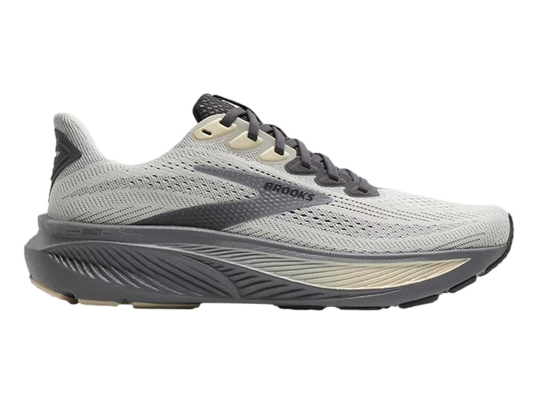 Tenis deportivos Brooks en color gris vaporoso con detalles en beige y suela gris oscuro.