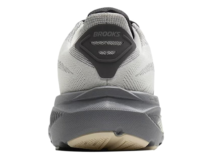 Tenis deportivos Brooks en color gris vaporoso con detalles en beige y suela gris oscuro.