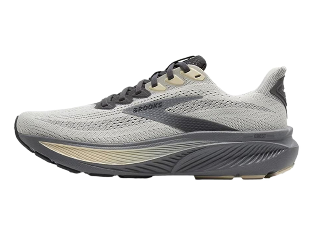 Tenis deportivos Brooks en color gris vaporoso con detalles en beige y suela gris oscuro.
