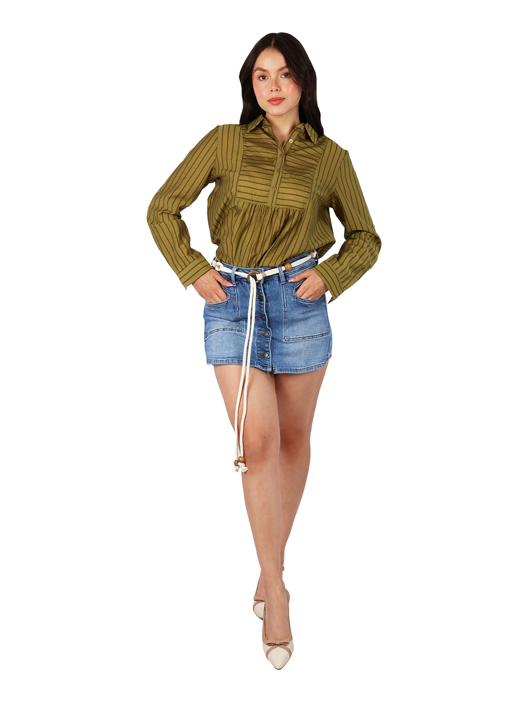 Mujer vistiendo un short falda de mezclilla azul con cinturón de cordón blanco.