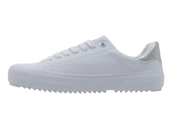 Tenis blancos K-Swiss con detalle plateado en el talón y suela blanca dentada.
