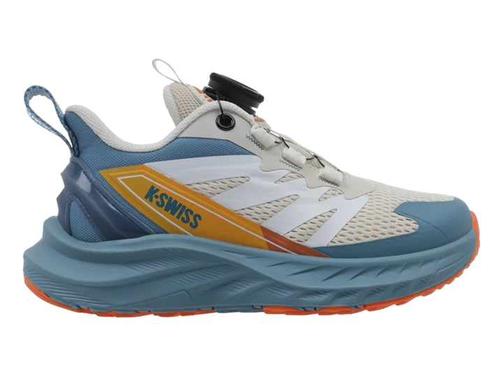 Tenis deportivos K-Swiss en color beige y azul con detalles naranjas y suela gruesa.