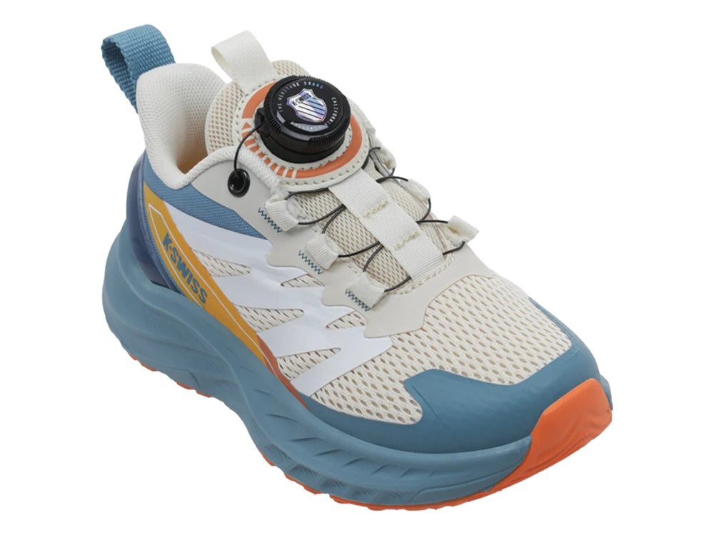Tenis deportivos K-Swiss en color beige y azul con detalles naranjas y suela gruesa.