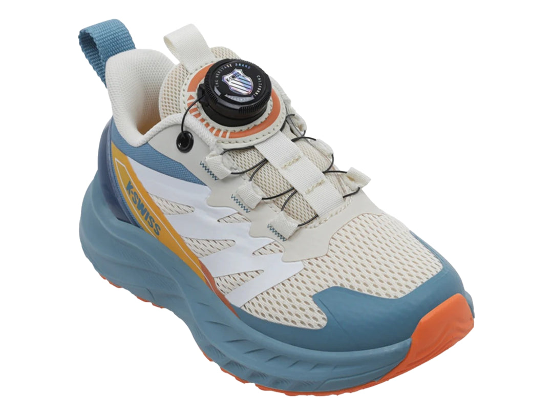 Tenis deportivos K-Swiss en color beige y azul con detalles naranjas y suela gruesa.