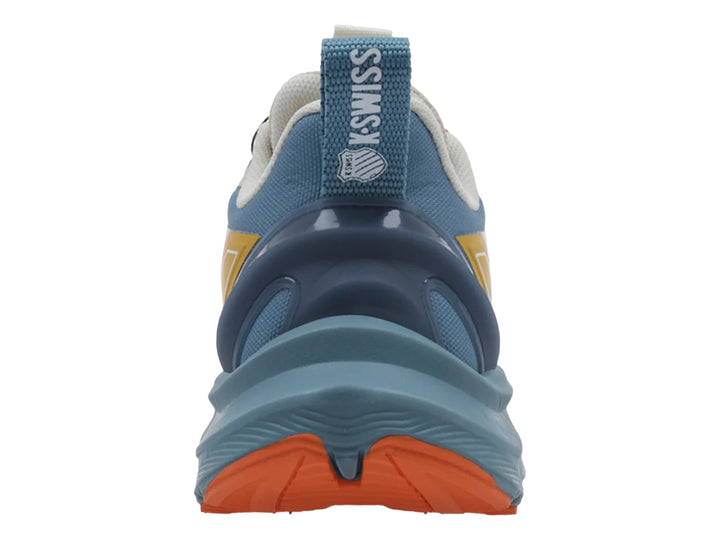 Tenis deportivos K-Swiss en color beige y azul con detalles naranjas y suela gruesa.