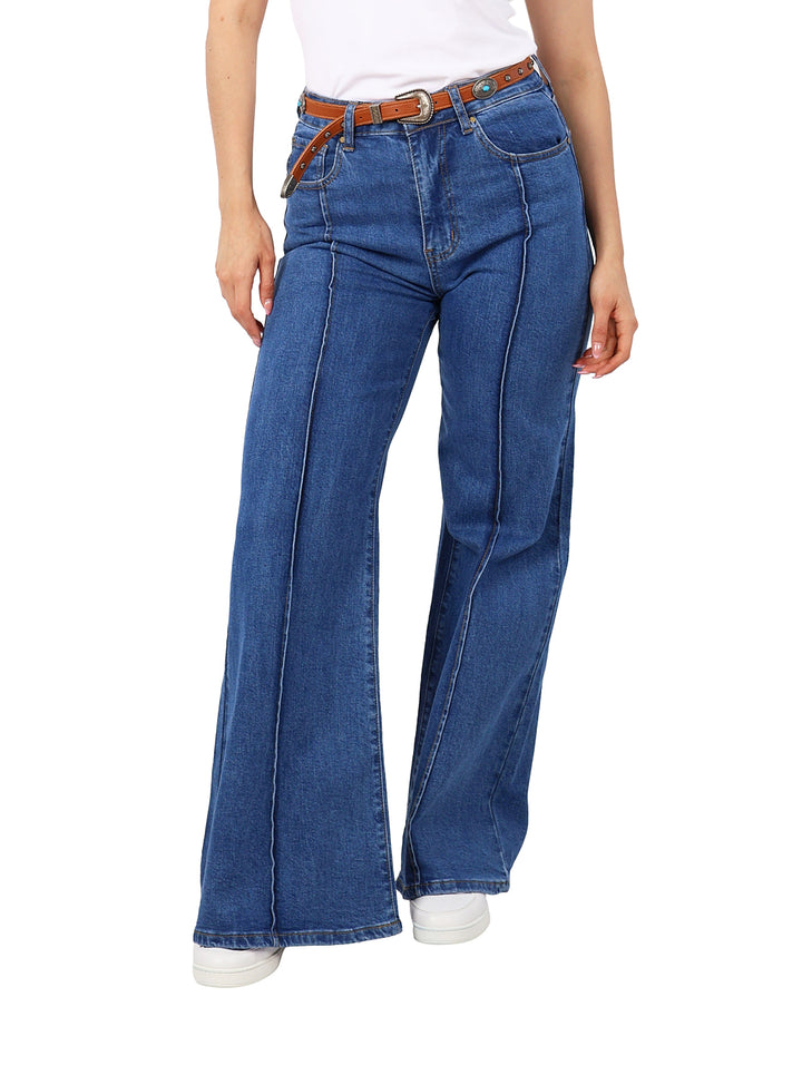 Mujer vistiendo pantalones jeans anchos de color azul con costuras verticales y cinturón marrón.