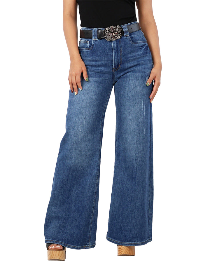 Pantalones jeans anchos de color azul con cinturón negro.