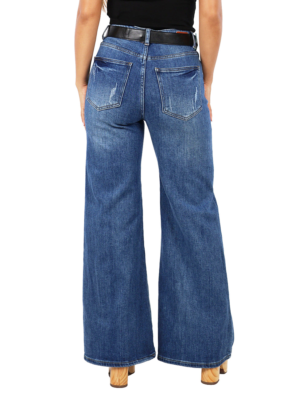 Pantalones jeans anchos de color azul con cinturón negro.