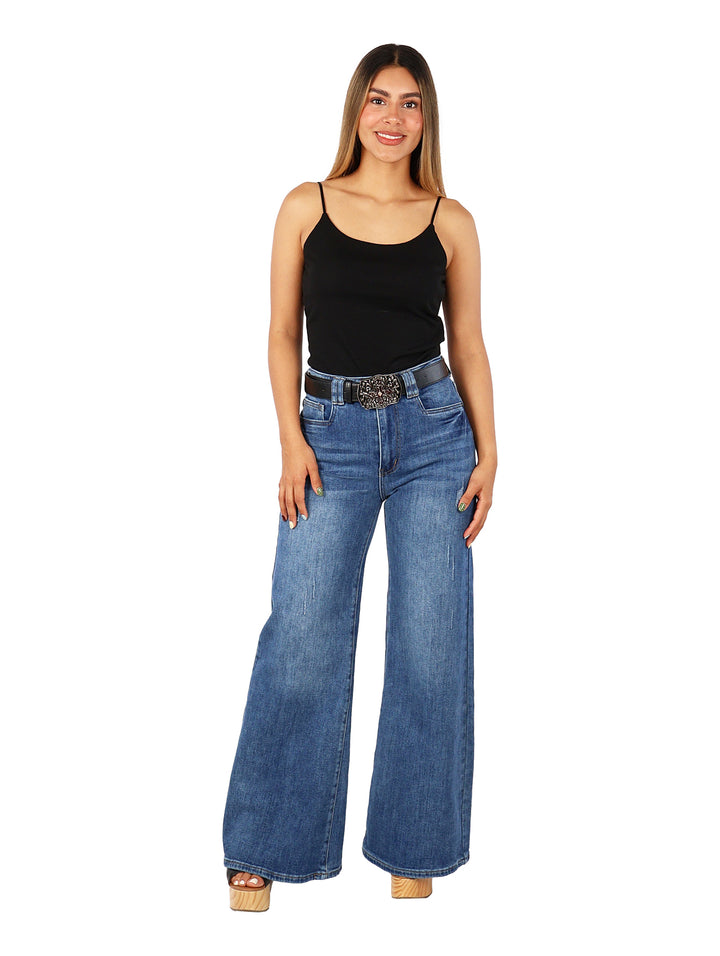 Pantalones jeans anchos de color azul con cinturón negro.