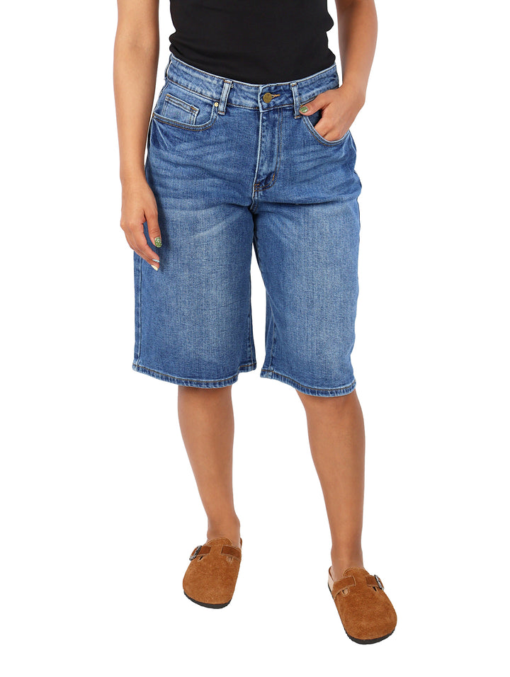Pantalones cortos de mezclilla color azul estilo bermudas.