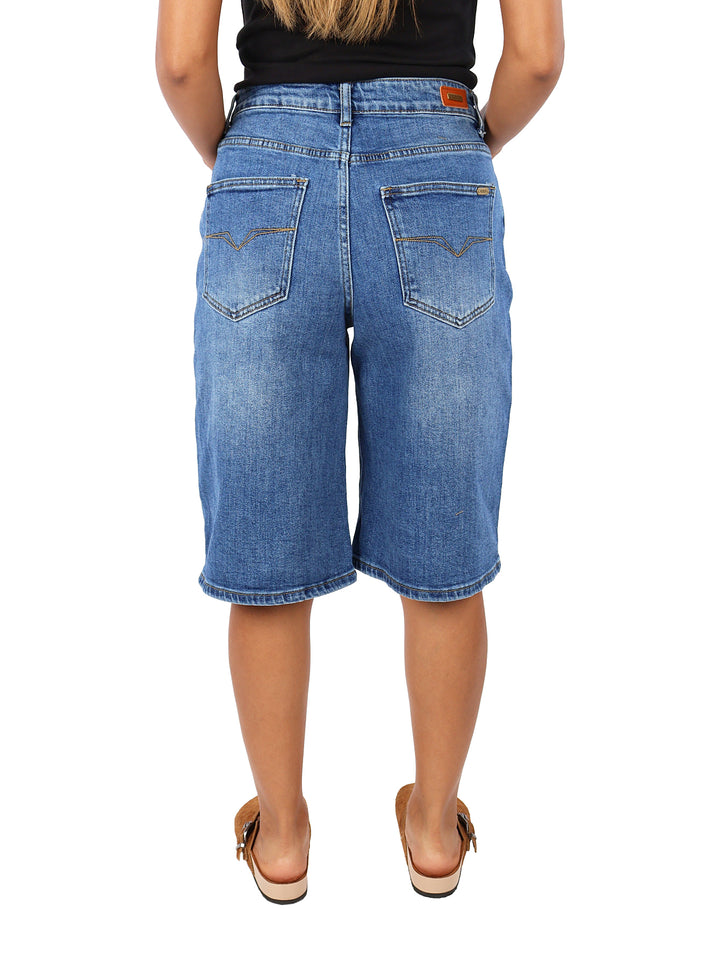 Pantalones cortos de mezclilla color azul estilo bermudas.