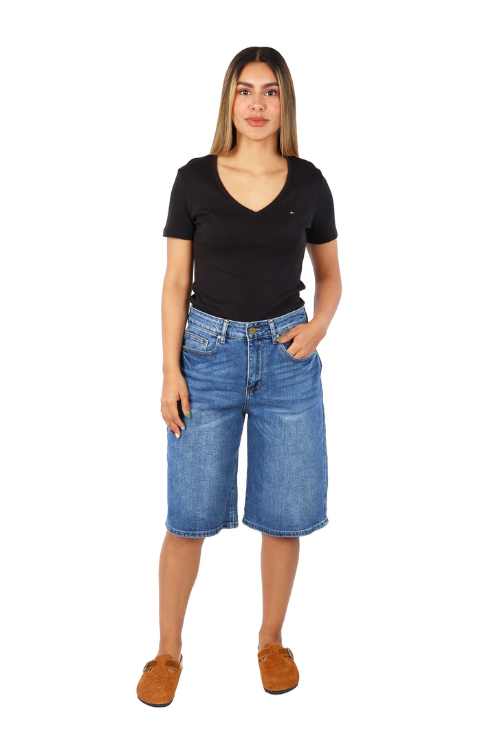 Pantalones cortos de mezclilla color azul estilo bermudas.