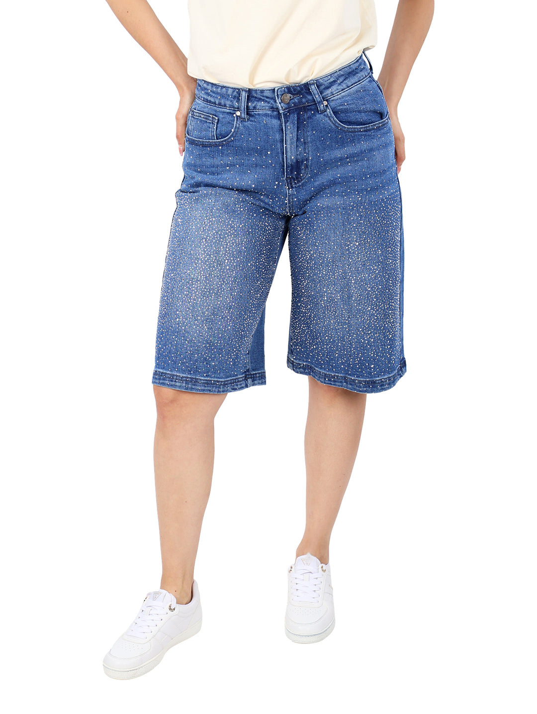 Shorts de mezclilla azul con pequeños detalles brillantes distribuidos en toda la prenda.