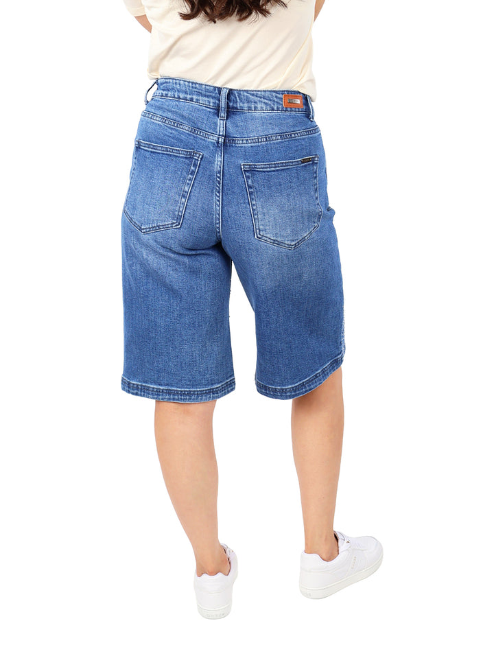 Shorts de mezclilla azul con pequeños detalles brillantes distribuidos en toda la prenda.