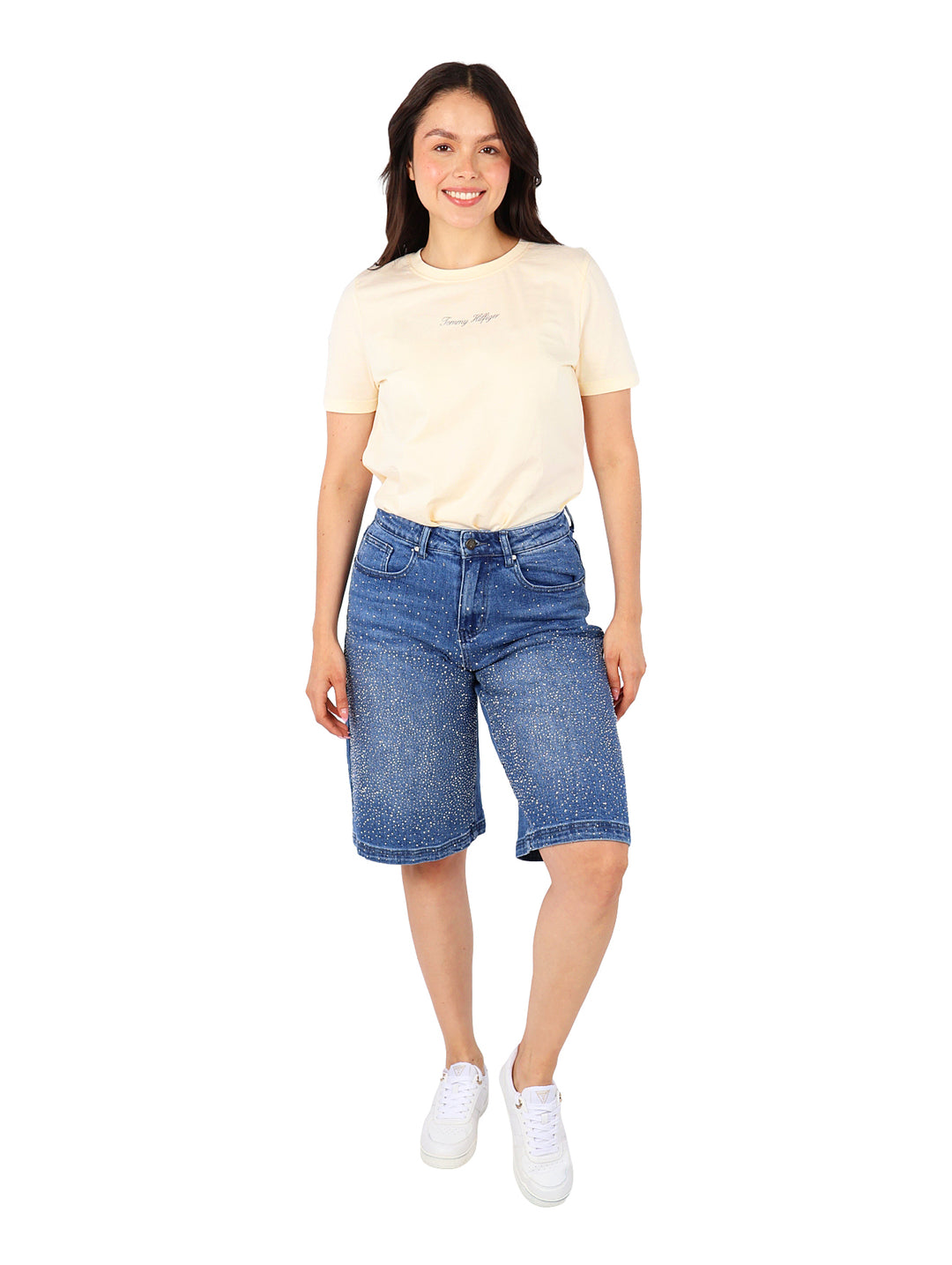 Shorts de mezclilla azul con pequeños detalles brillantes distribuidos en toda la prenda.