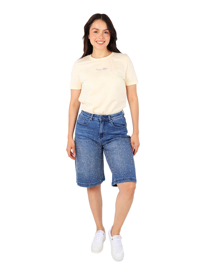 Shorts de mezclilla azul con pequeños detalles brillantes distribuidos en toda la prenda.