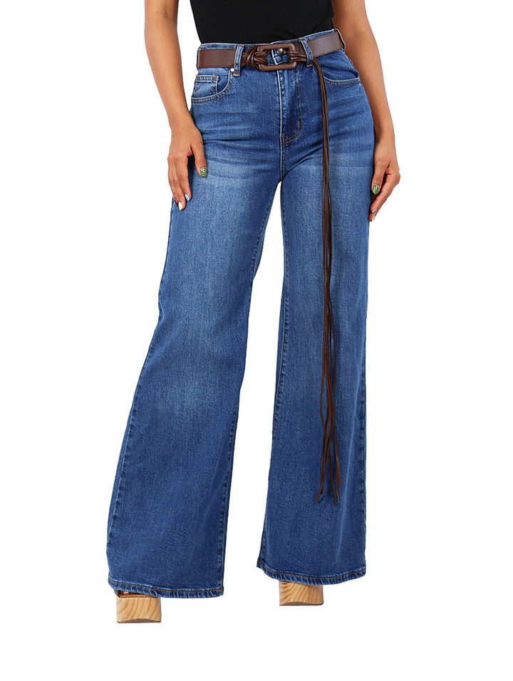 Jeans acampanados color azul con cinto marrón integrado.