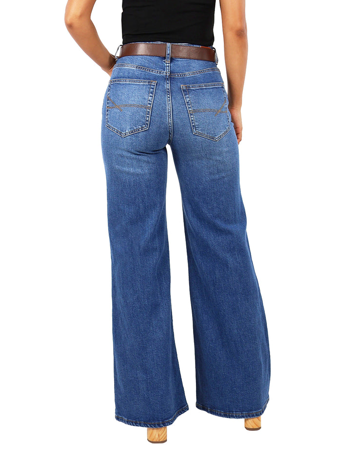 Jeans acampanados color azul con cinto marrón integrado.