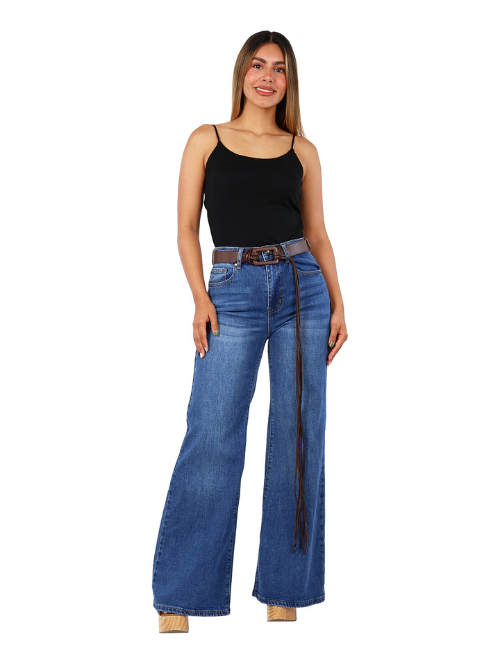 Jeans acampanados color azul con cinto marrón integrado.