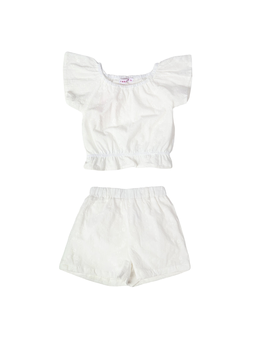 Conjunto de ropa para niña en color blanco, compuesto por un top con volantes y shorts.