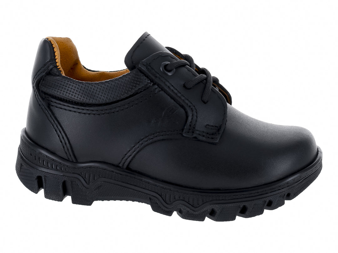 Zapato para Niño color negro con cordones y suela gruesa sobre fondo blanco.