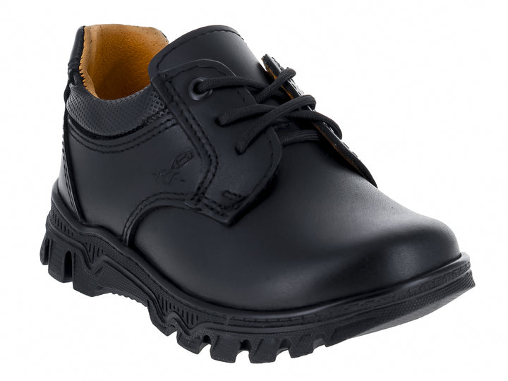 Zapato para Niño color negro con cordones y suela gruesa sobre fondo blanco.