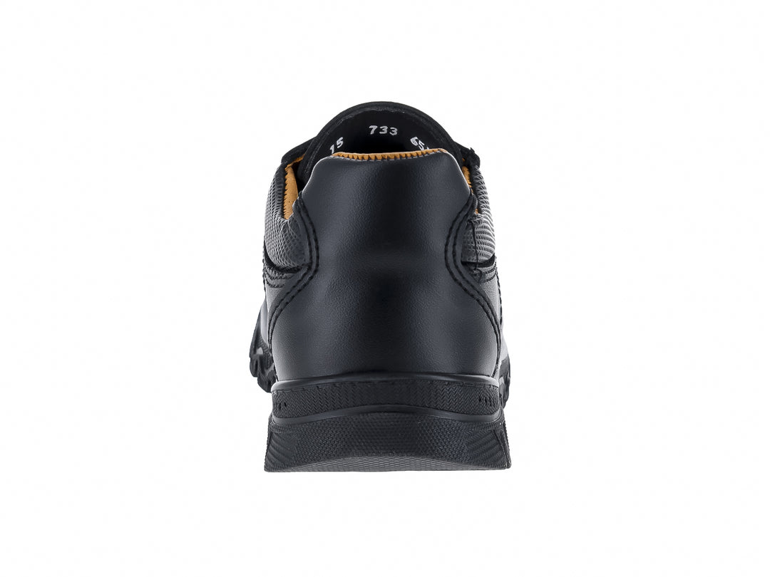 Zapato para Niño color negro con cordones y suela gruesa sobre fondo blanco.