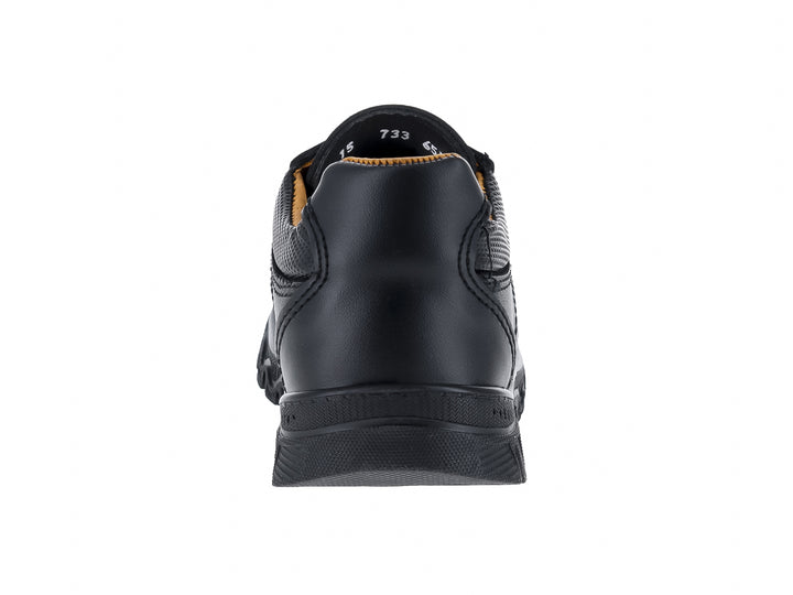 Zapato para Niño color negro con cordones y suela gruesa sobre fondo blanco.