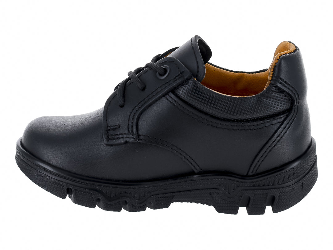Zapato para Niño color negro con cordones y suela gruesa sobre fondo blanco.