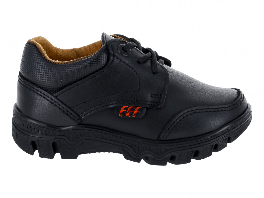 Zapato escolar negro para niño con agujetas y suela gruesa.