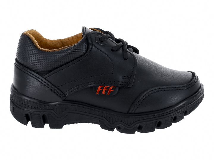 Zapato escolar negro para niño con agujetas y suela gruesa.