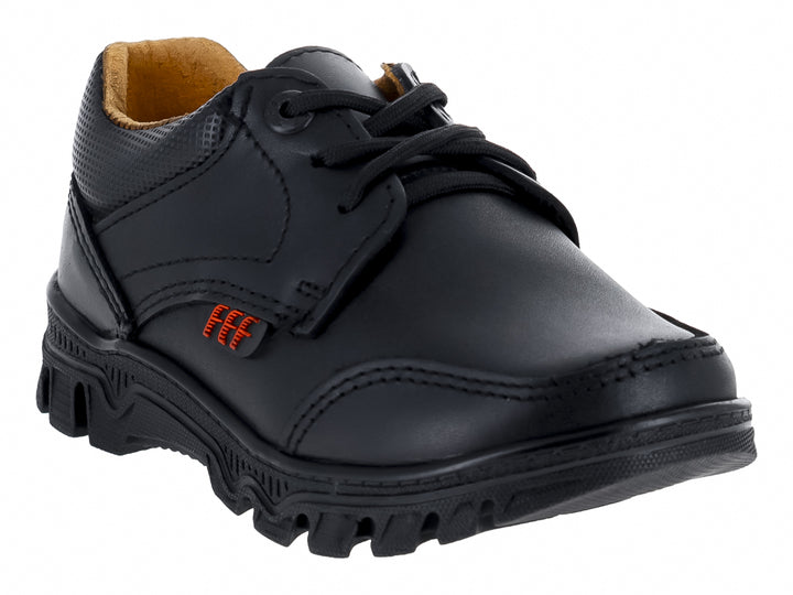 Zapato escolar negro para niño con agujetas y suela gruesa.