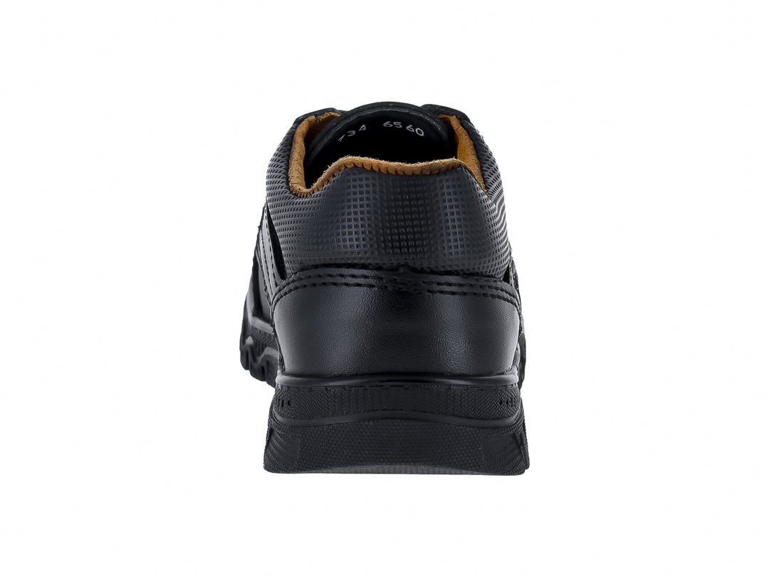 Zapato escolar negro para niño con agujetas y suela gruesa.
