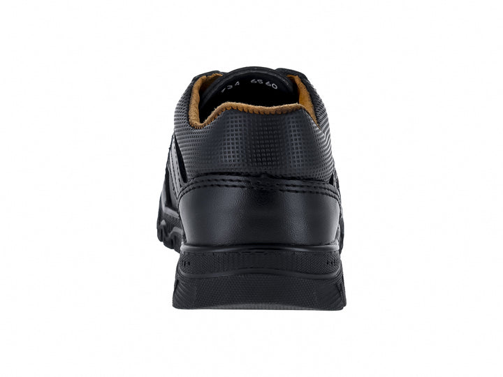 Zapato escolar negro para niño con agujetas y suela gruesa.
