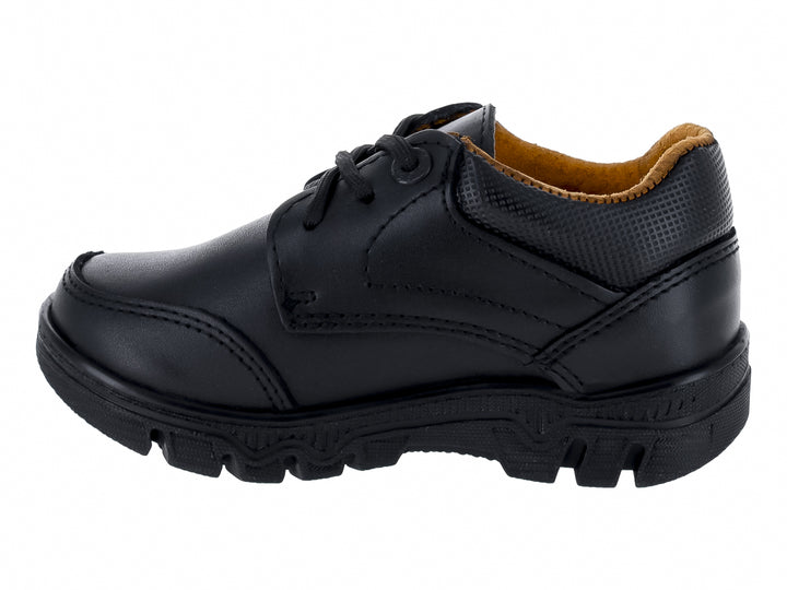 Zapato escolar negro para niño con agujetas y suela gruesa.