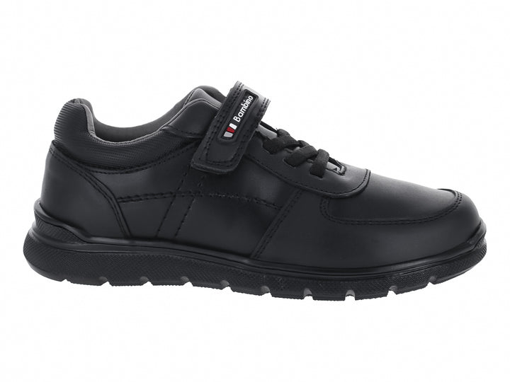 Zapato escolar negro para niños con correa y agujetas.