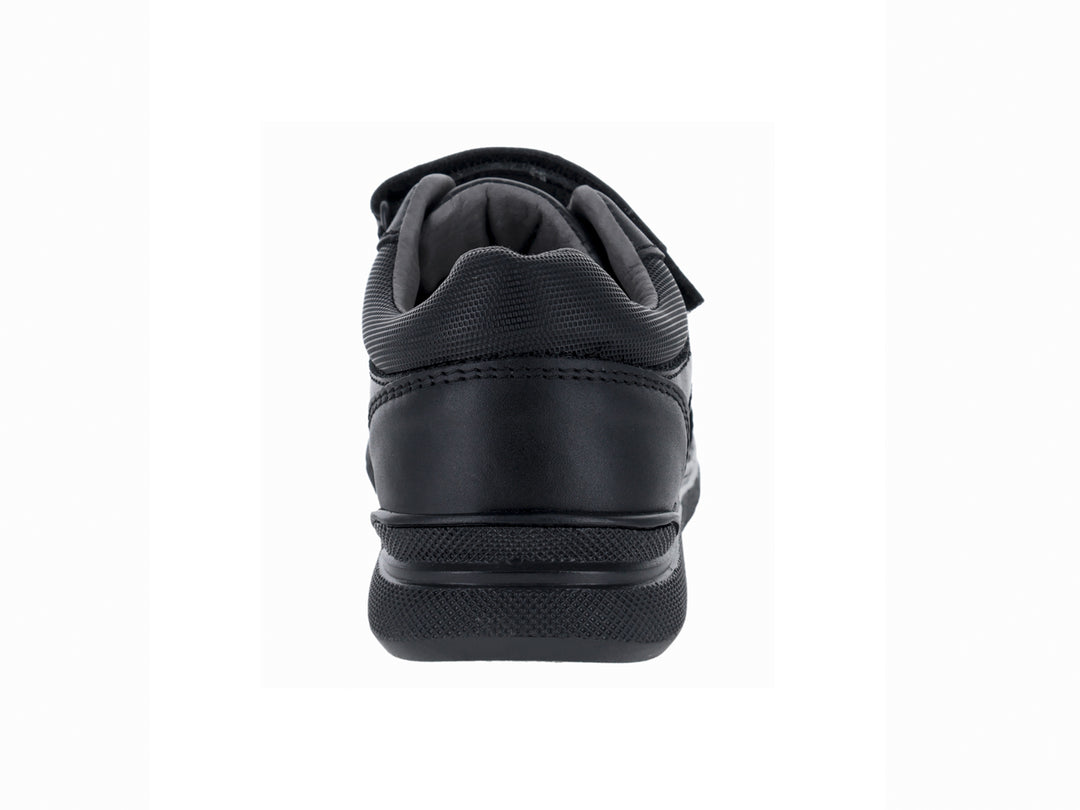 Zapato escolar negro para niños con correa y agujetas.