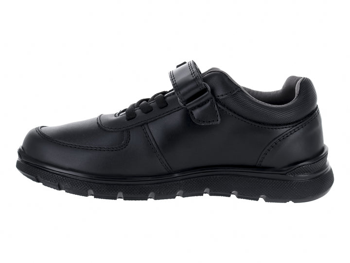 Zapato escolar negro para niños con correa y agujetas.