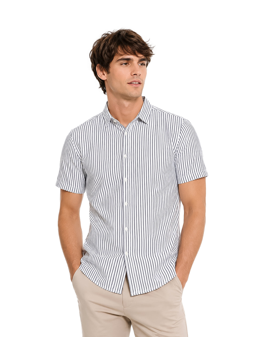 Hombre vistiendo una camisa de manga corta con rayas verticales blancas y azules y pantalones beige.