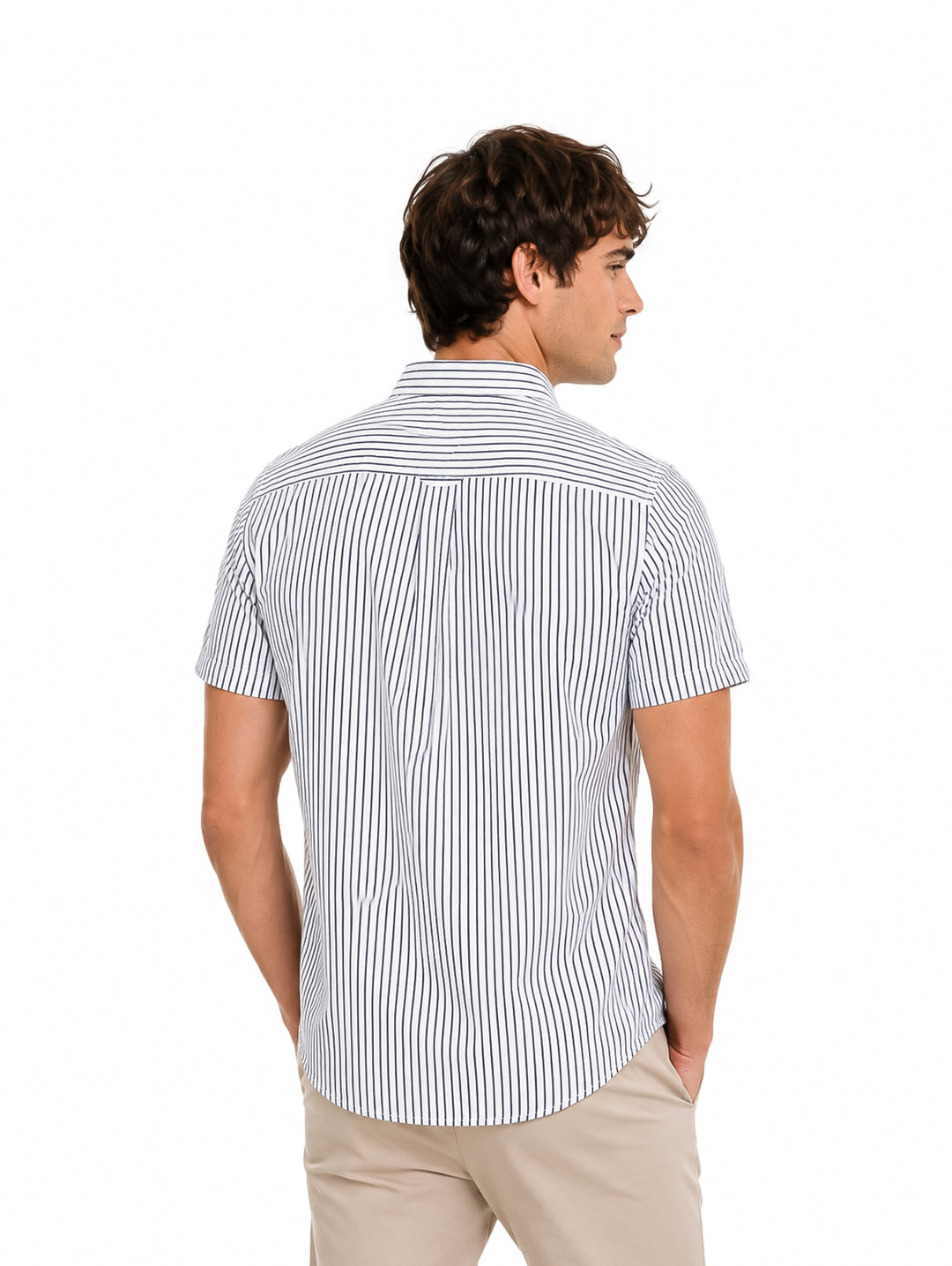 Hombre vistiendo una camisa de manga corta con rayas verticales blancas y azules y pantalones beige.
