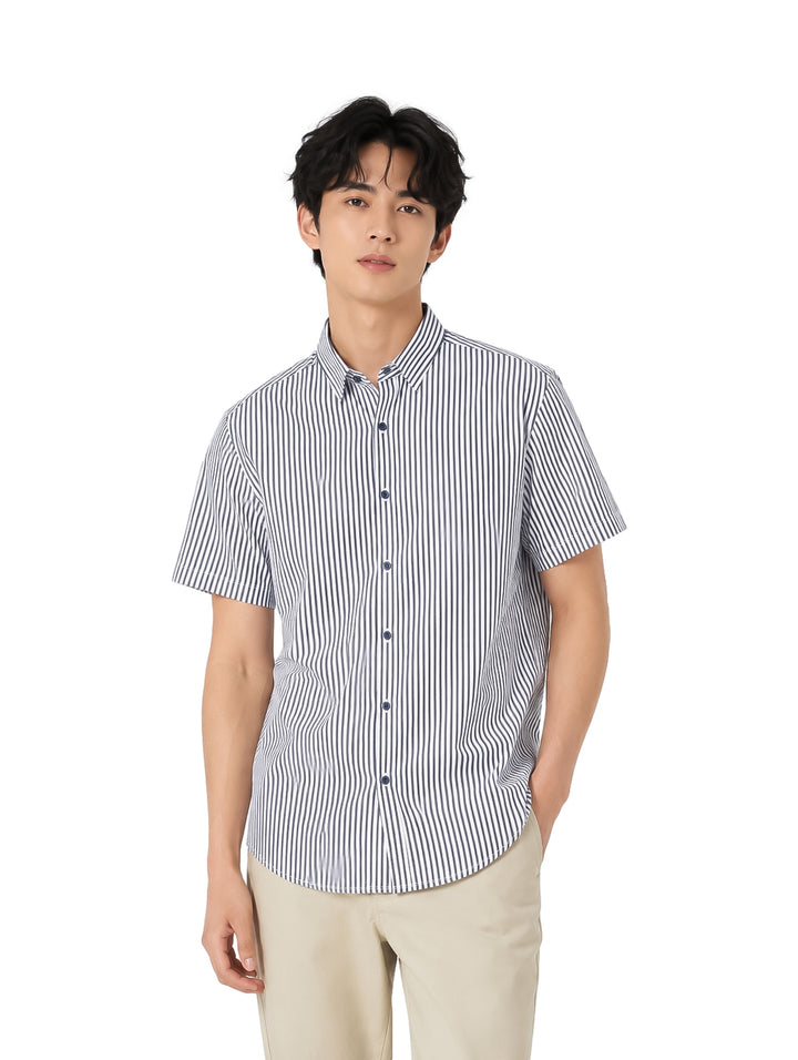 Hombre vistiendo una camisa de manga corta con rayas verticales azules y blancas.