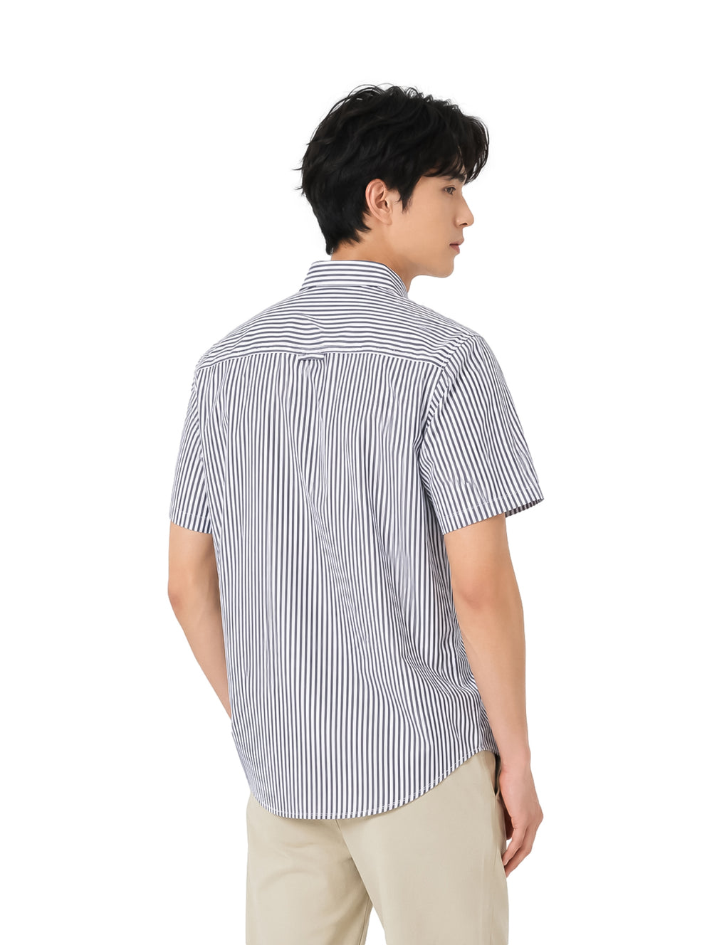 Hombre vistiendo una camisa de manga corta con rayas verticales azules y blancas.