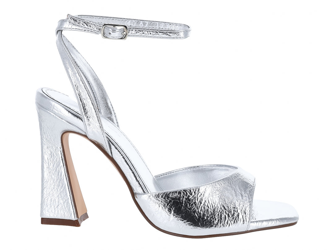 Sandalia Senties color plata metalizado con tacón grueso y correa ajustable al tobillo.