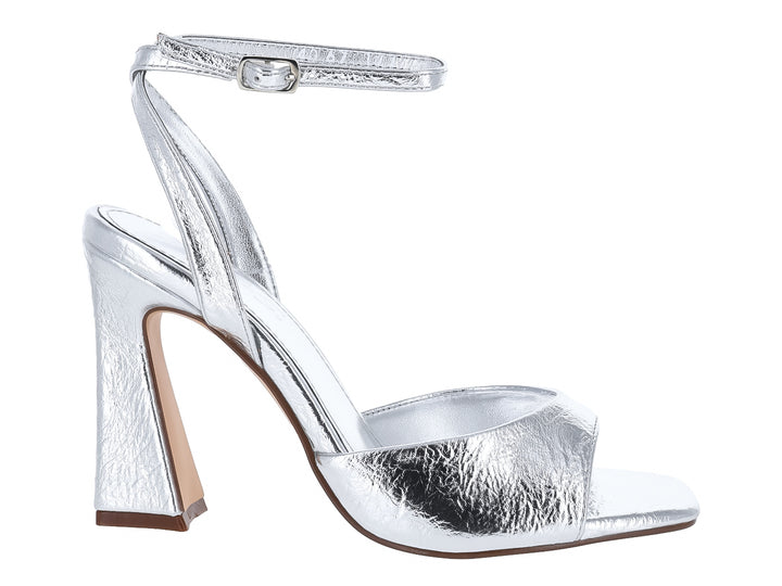 Sandalia Senties color plata metalizado con tacón grueso y correa ajustable al tobillo.