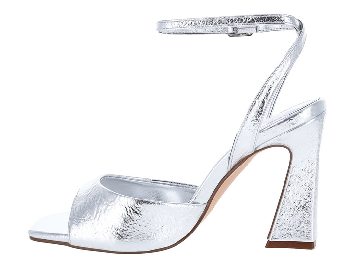 Sandalia Senties color plata metalizado con tacón grueso y correa ajustable al tobillo.