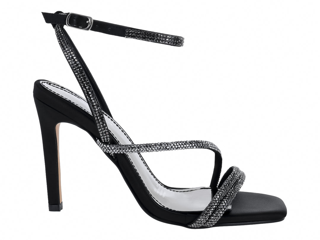 Sandalia de tacón alto color negro en raso con tiras decoradas con brillantes y correa al tobillo.