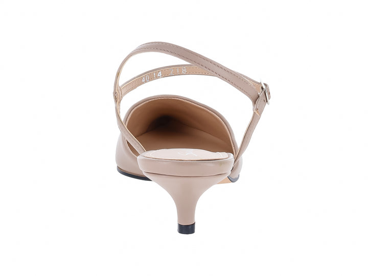 Zapato de tacón bajo color taupe con punta fina y correa ajustable al tobillo.