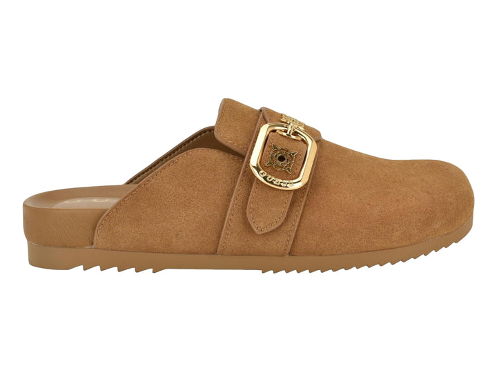 Zapato tipo mule color tan de gamuza con hebilla dorada frontal.