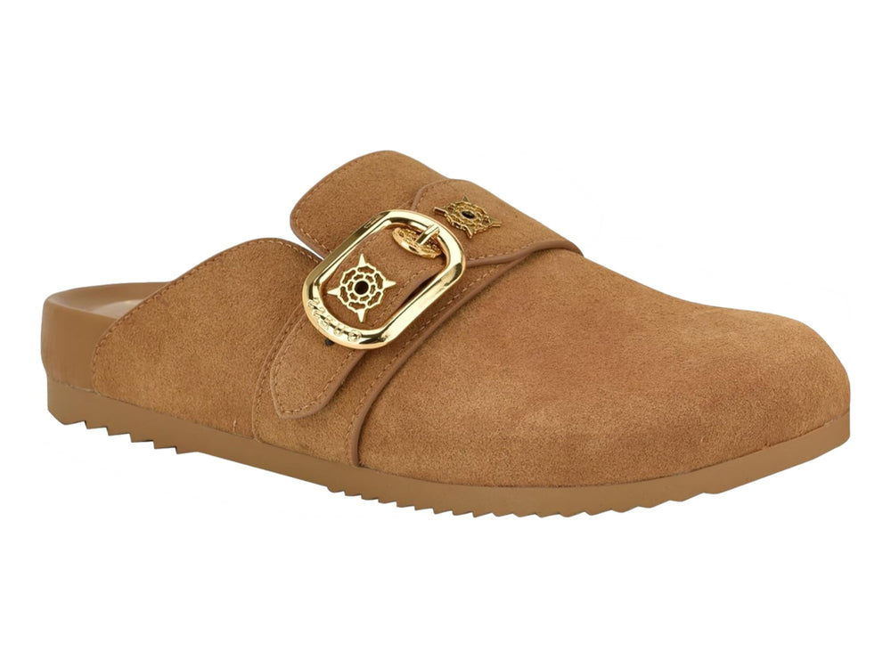 Zapato tipo mule color tan de gamuza con hebilla dorada frontal.